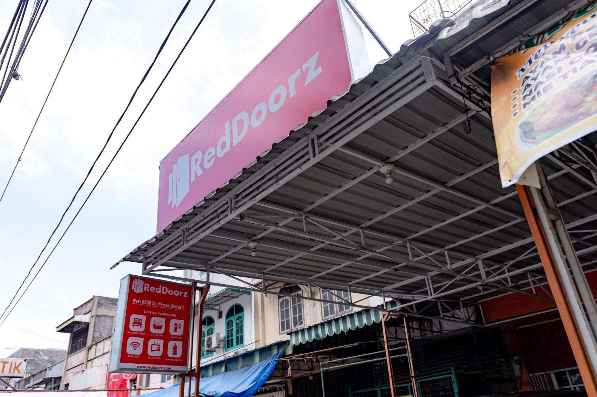 Reddoorz Near Rsud Dr Pringadi Medan 3 Ξενοδοχείο Εξωτερικό φωτογραφία